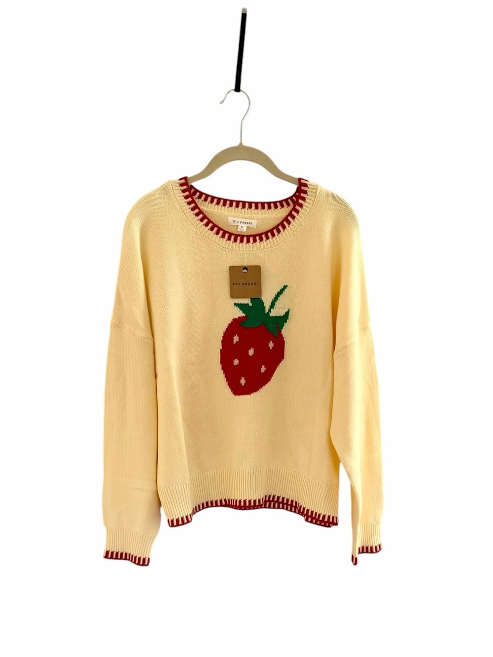 🍓blu pepper strawberry sweater